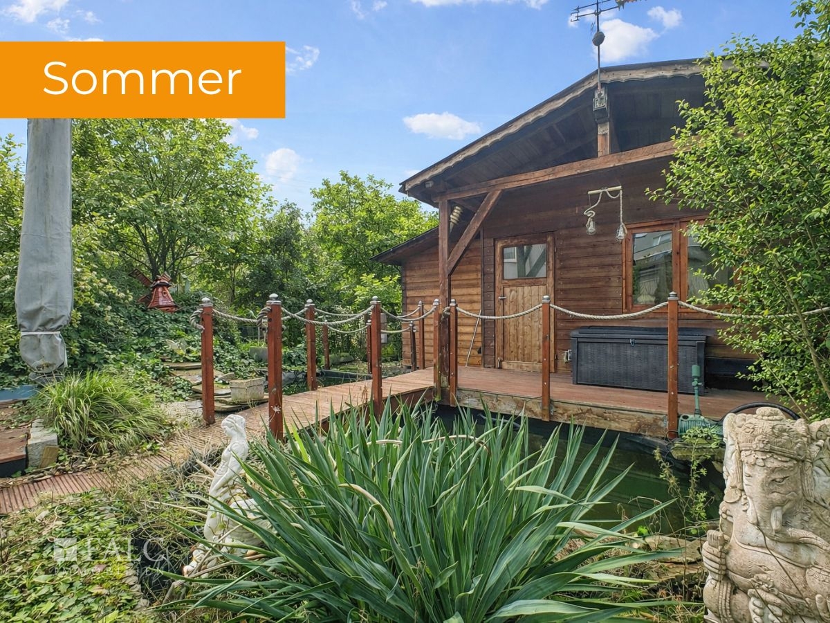 Garten mit Hütte und Teich (Sommer)